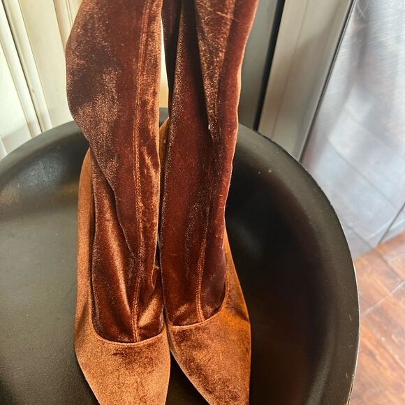 Brown/tan velvet boots
Forever 21 Sz 8 - Picture 9 of 16